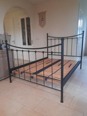 Zwart metalen bed 140 x 200 (in goede staat )