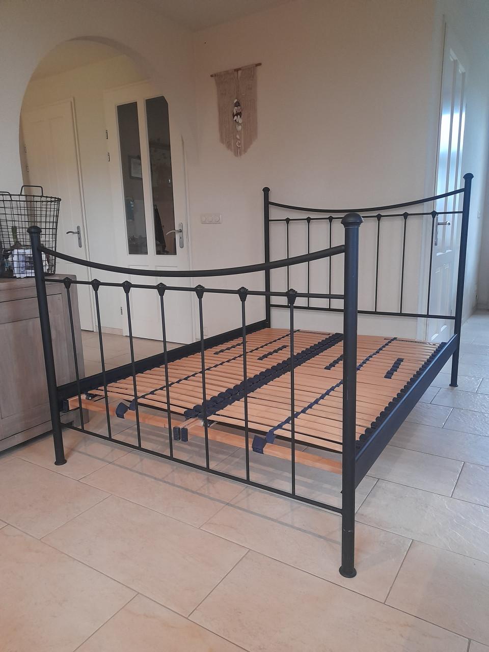 Zwart metalen bed 140 x 200 (in goede staat )