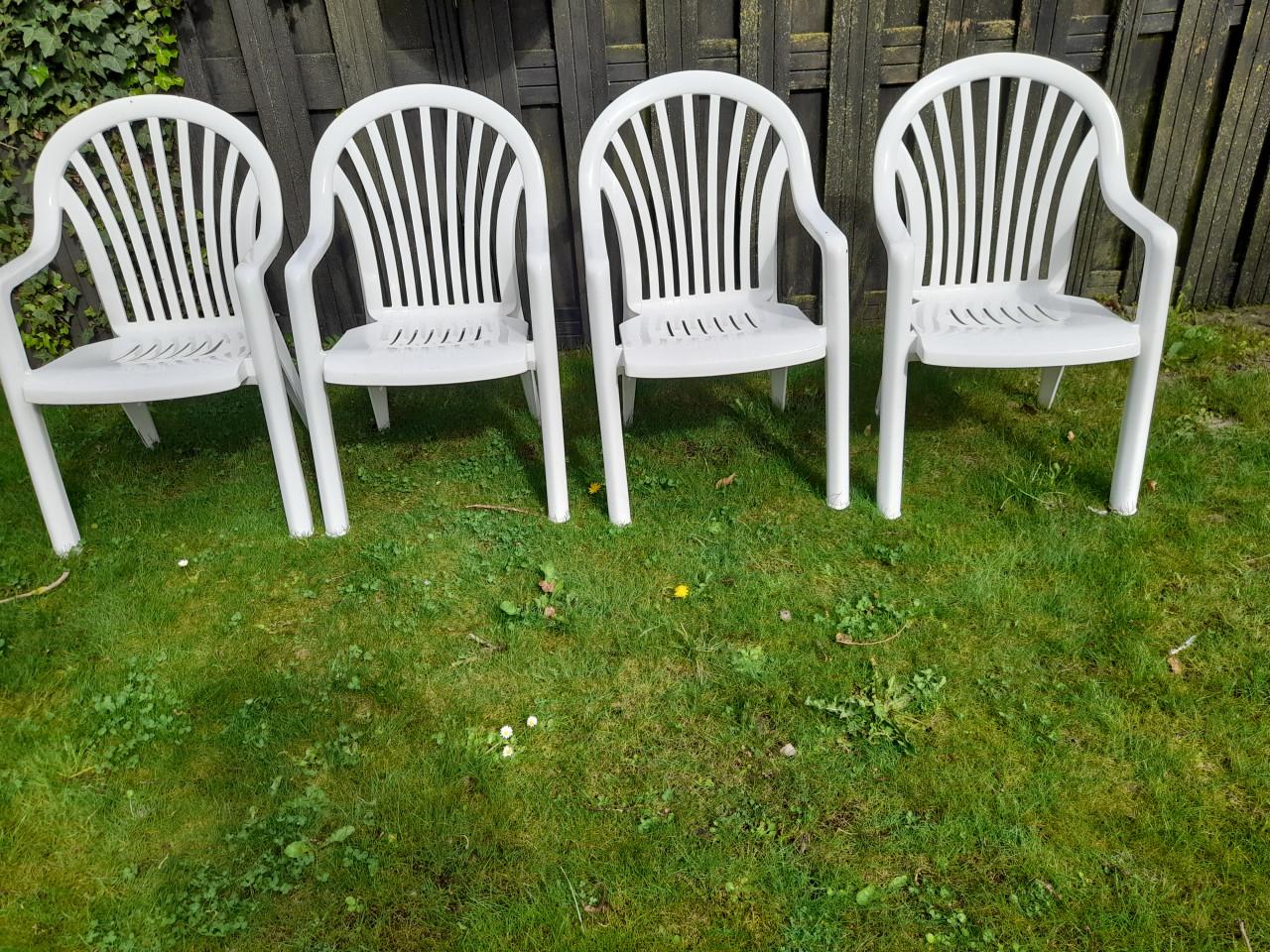 4 Tuinstoelen (stapelbaar) in goede nette staat )