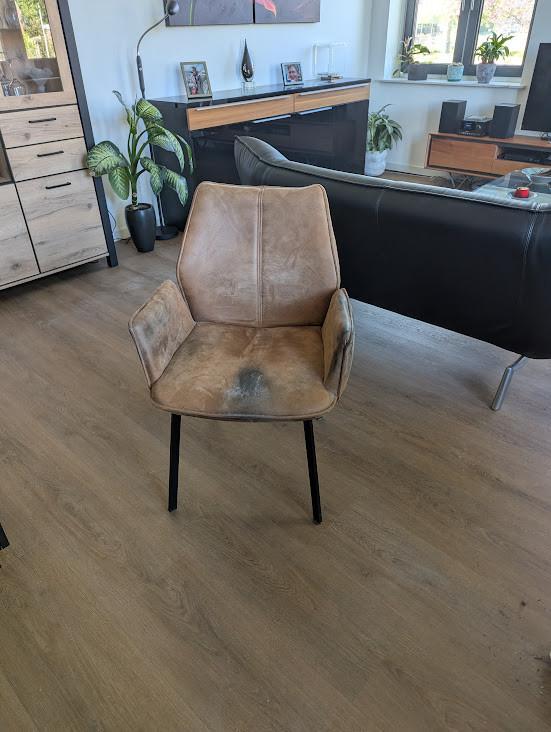 Perfect zittende beklede stoel met gebruikssporen gratis af te halen