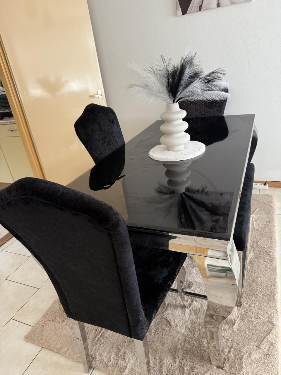 „Ik wil een eettafel met stoelen als set verkopen.“