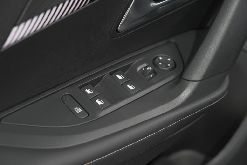Peugeot 2008 1.2 hybrid 145 allure | apple carplay | climate control | park