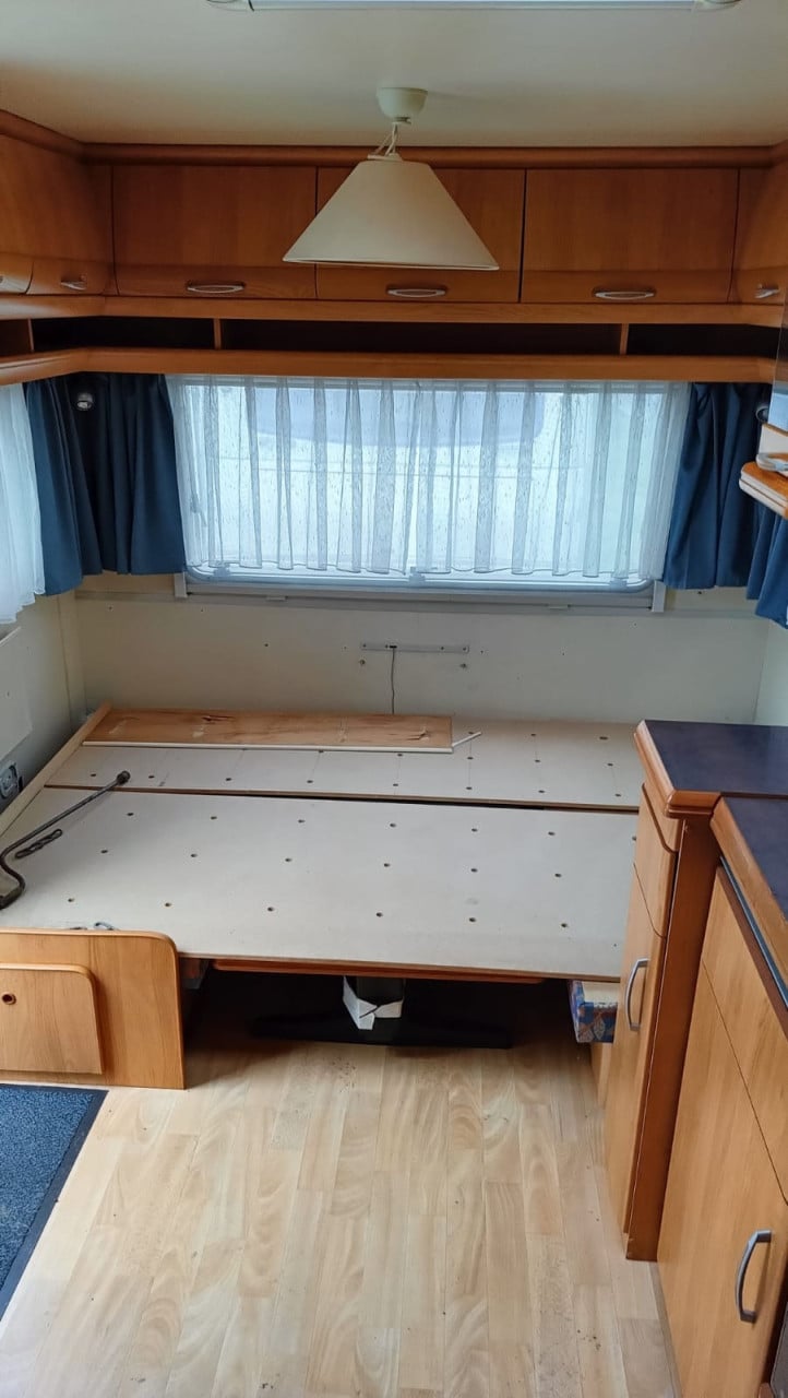 Hobby 540 (2000) met voortent en luifel