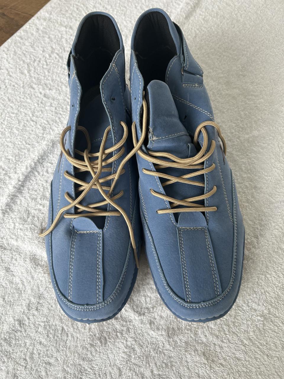 Paar echte sneakers en paar modieuze schoenen