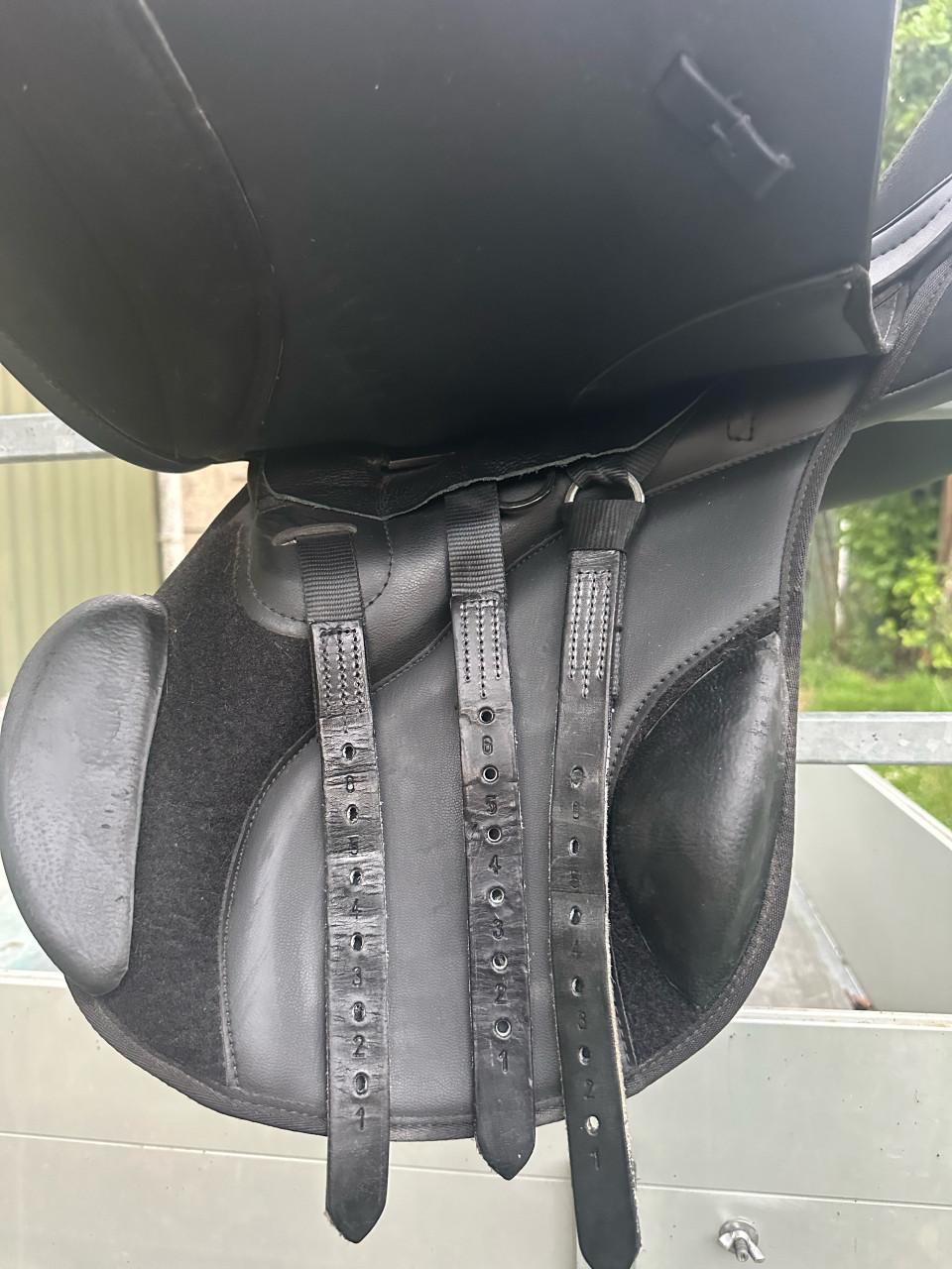 Thorowgood Veelzijdigheidszadel 17,5 inch.