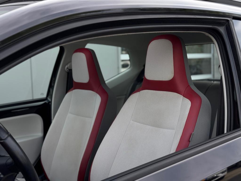 Volkswagen UP! 1.0 high up! * panoramadak * cruise control * stoelverwarmin