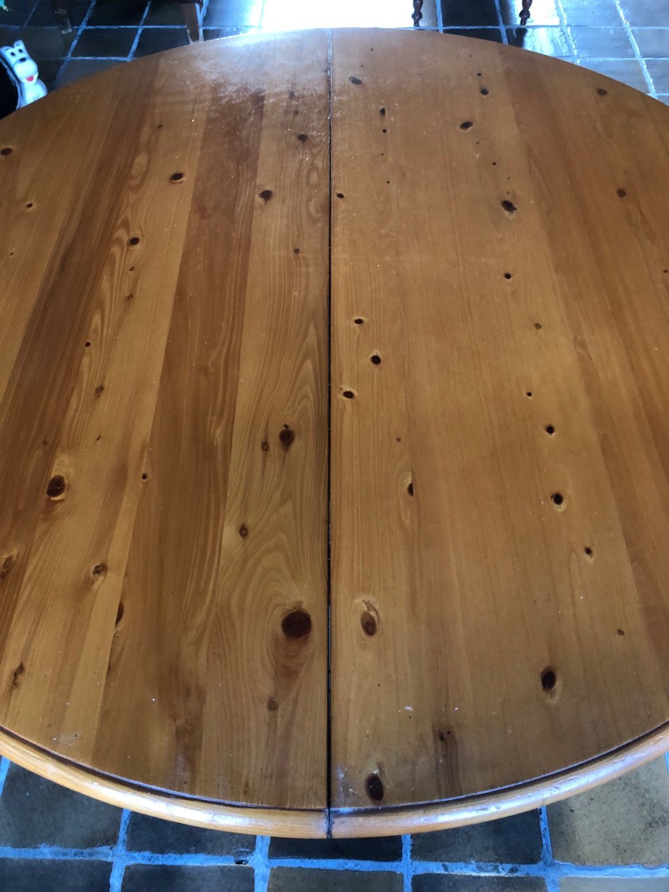 Ronde houten eettafel.