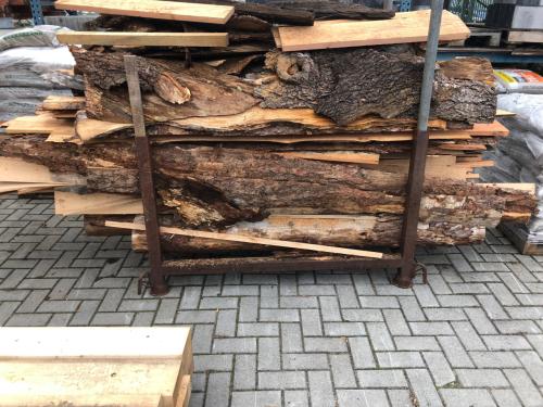 Bok met kachelhout v 10 euro, koffie gratis