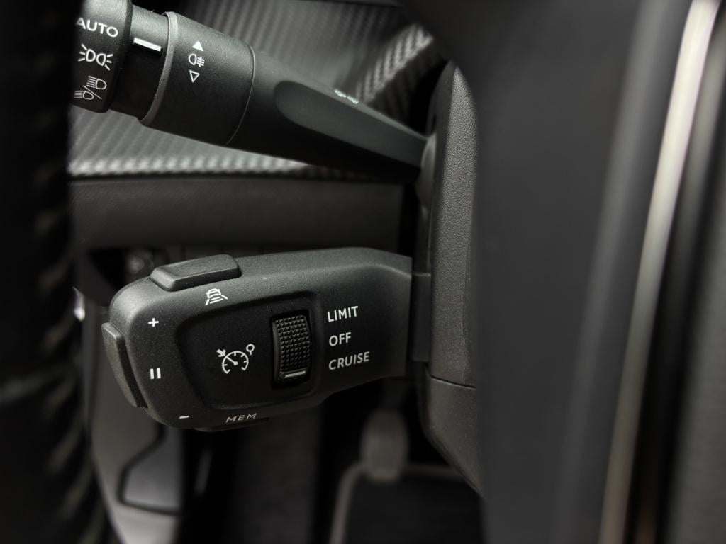 Peugeot 2008 1.2 puretech allure | keyless entry/start | adaptive cruise co