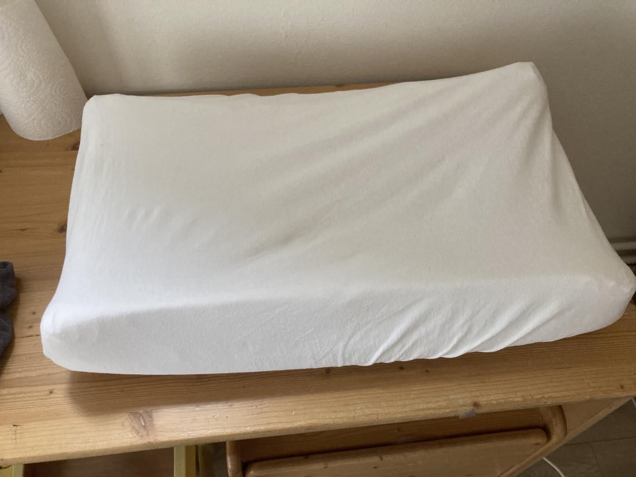 Houten kinderledikant met toebehoren