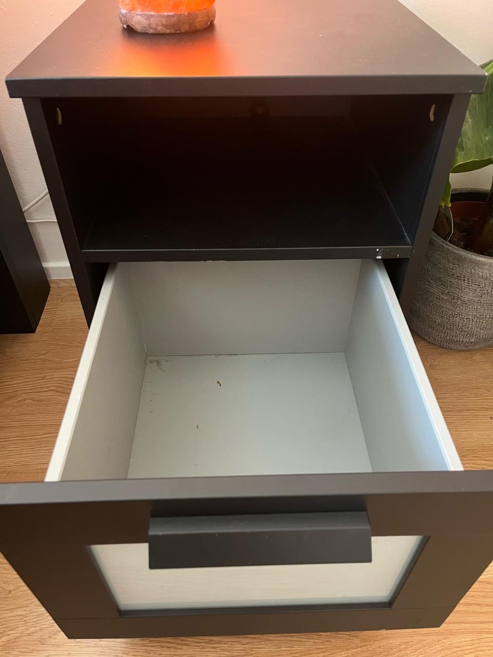 Stevige houten moderne zwarte nachtkastjes 2x