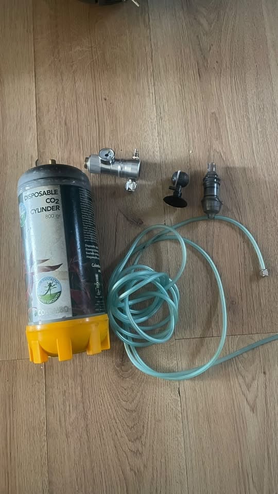 800g wegwerp CO₂-fles — levert de CO₂.  Drukregelaar met manometer