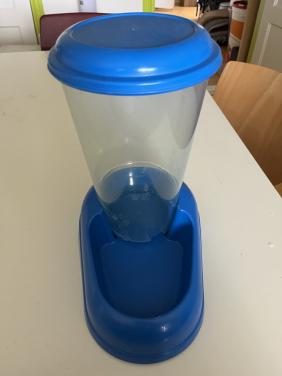 Water/voer dispenser