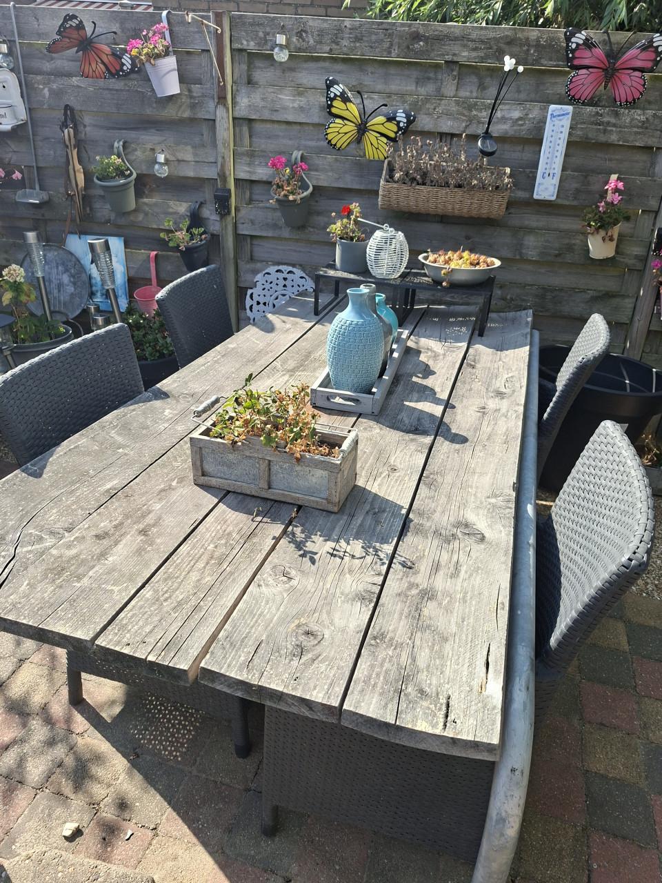 Metalen tuintafel met steigerhouten planten