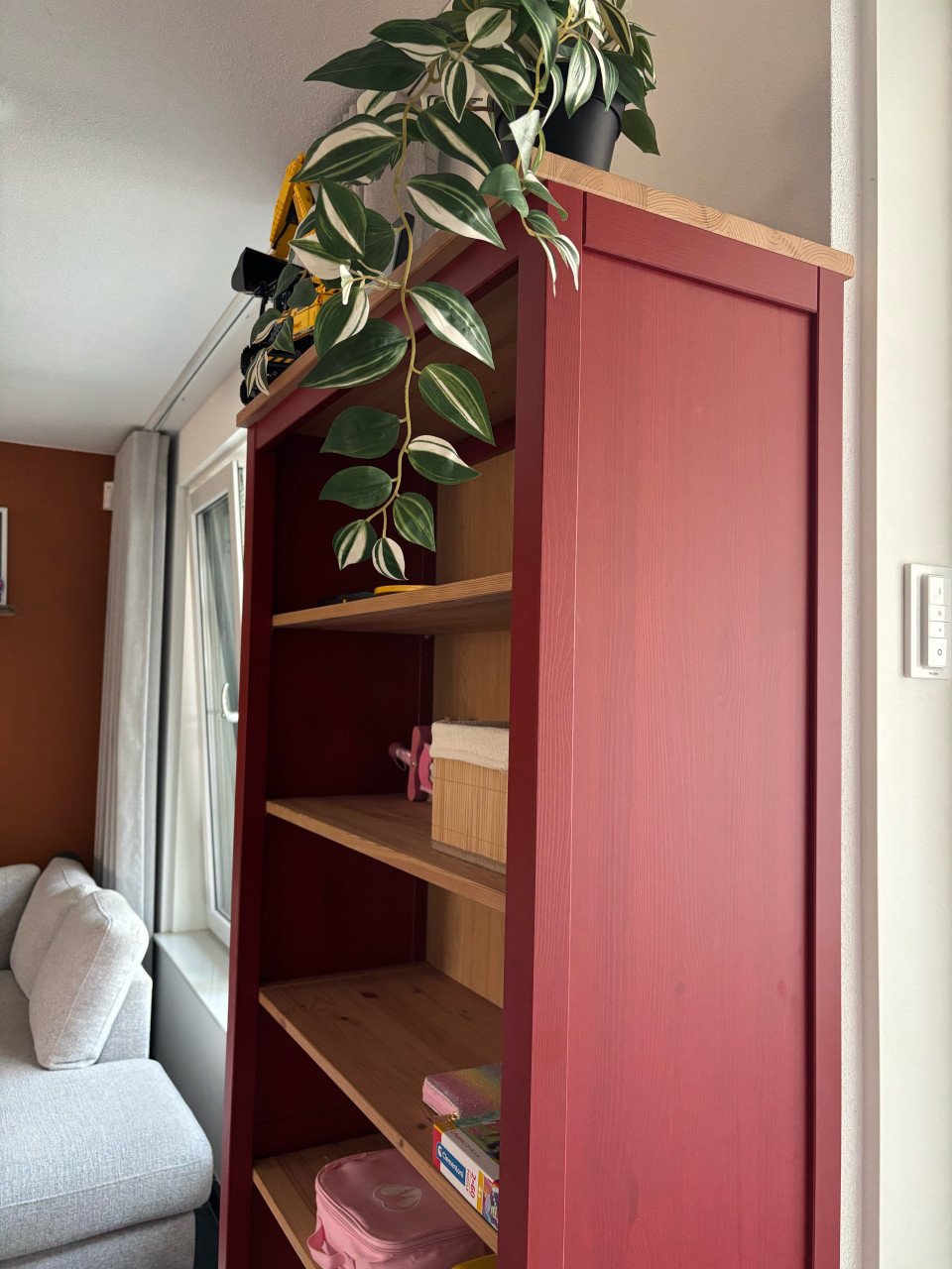 HEMNES Ikea Boekenkast / Speelgoedkast rood
