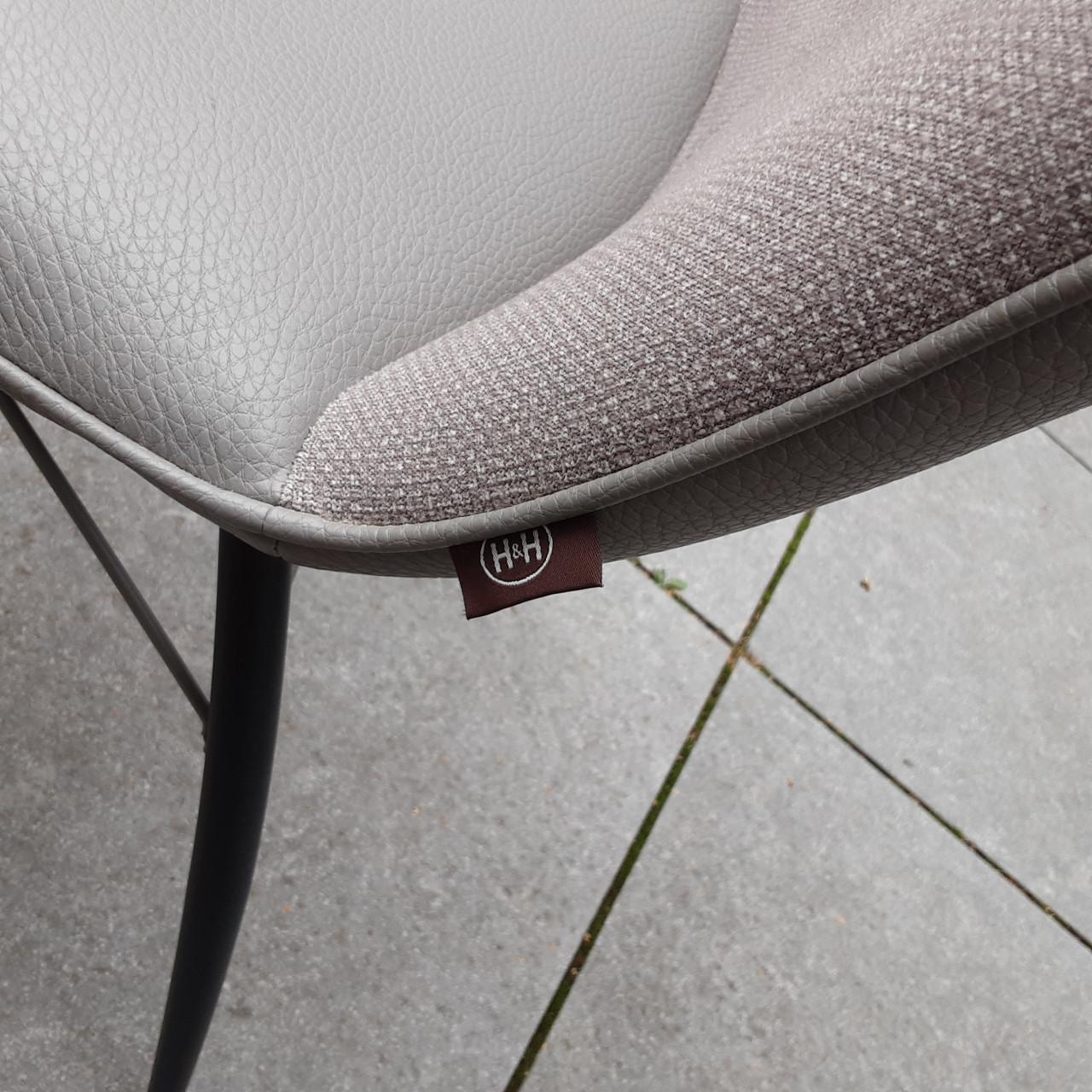 Twee eetkamerstoelen  € 20 per stuk