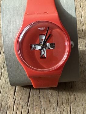 Swatch horloge rood. Swiss around the clock SUOR106