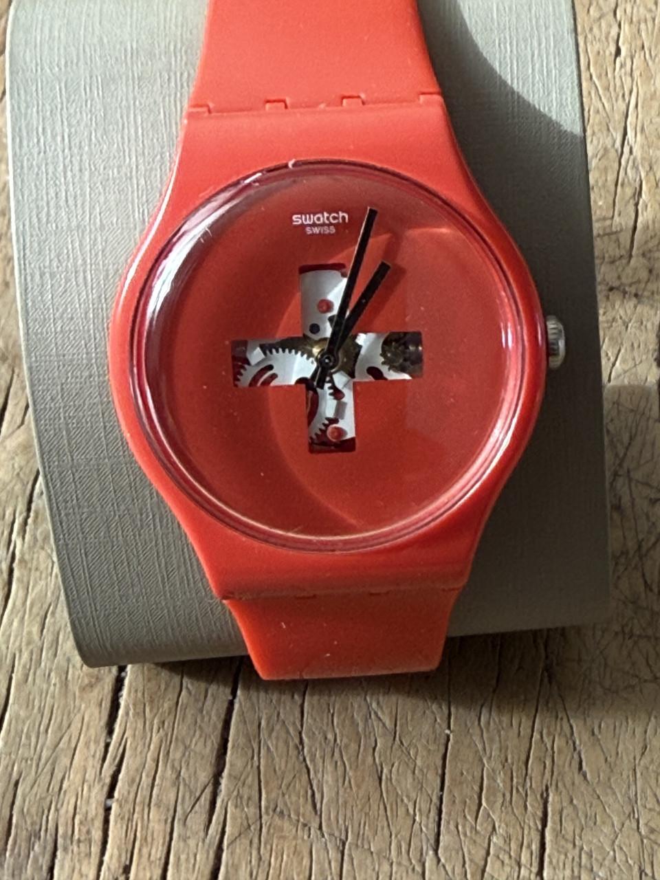 Swatch horloge rood. Swiss around the clock SUOR106