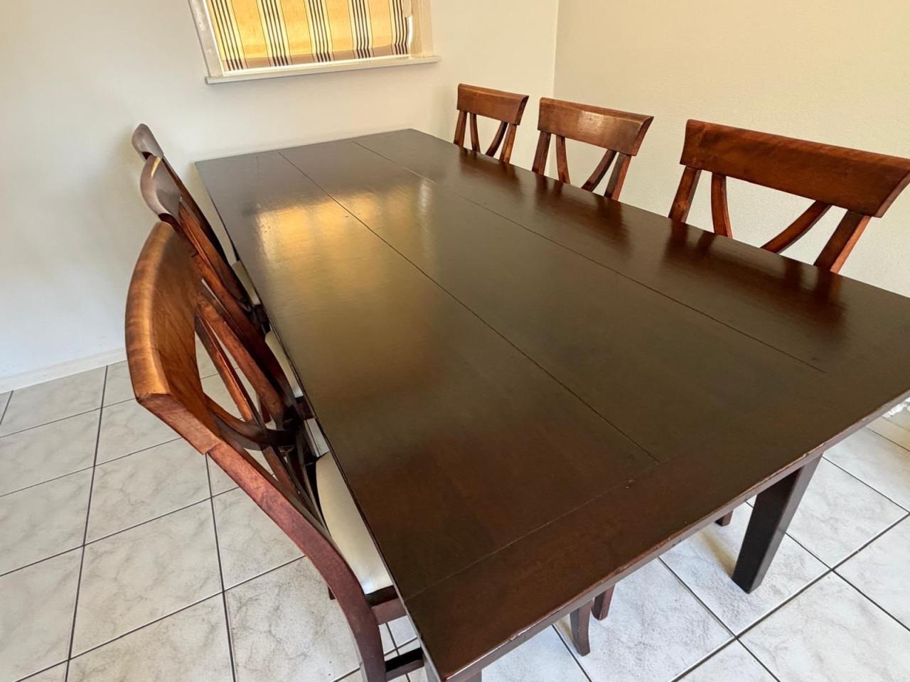 Tafel en zes stoelen donker massief kersenhout