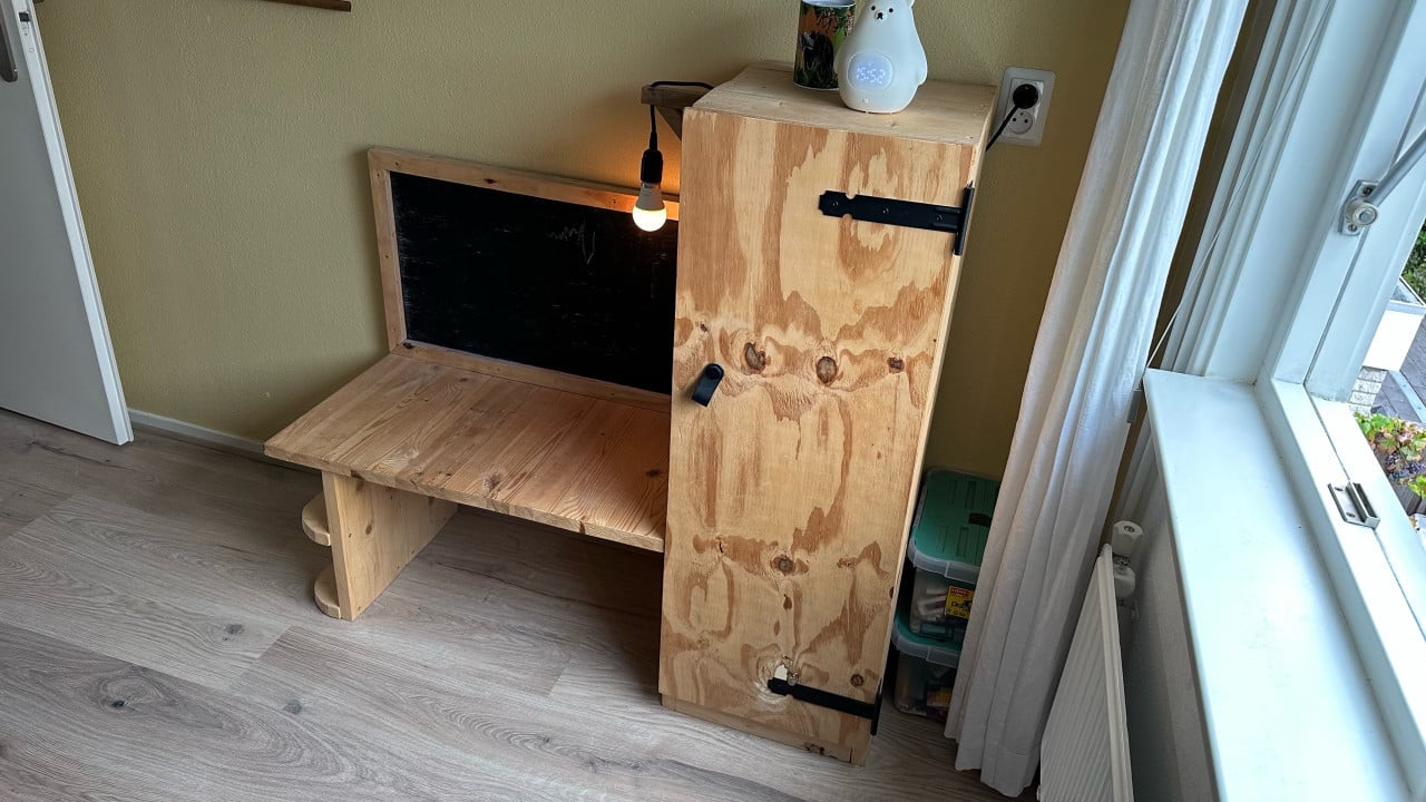 Kinderbureau met Krijtbord, Kast & Lamp