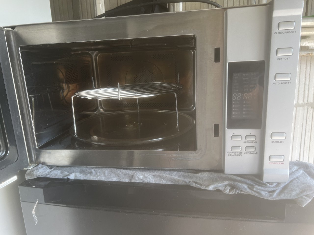 Combi Magnetron met oven en grill RVS vrijstaand  netjes en schoon