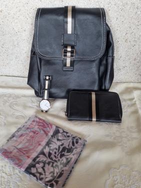 Nieuw:Zwarte schouder/rugtas met toebehoren