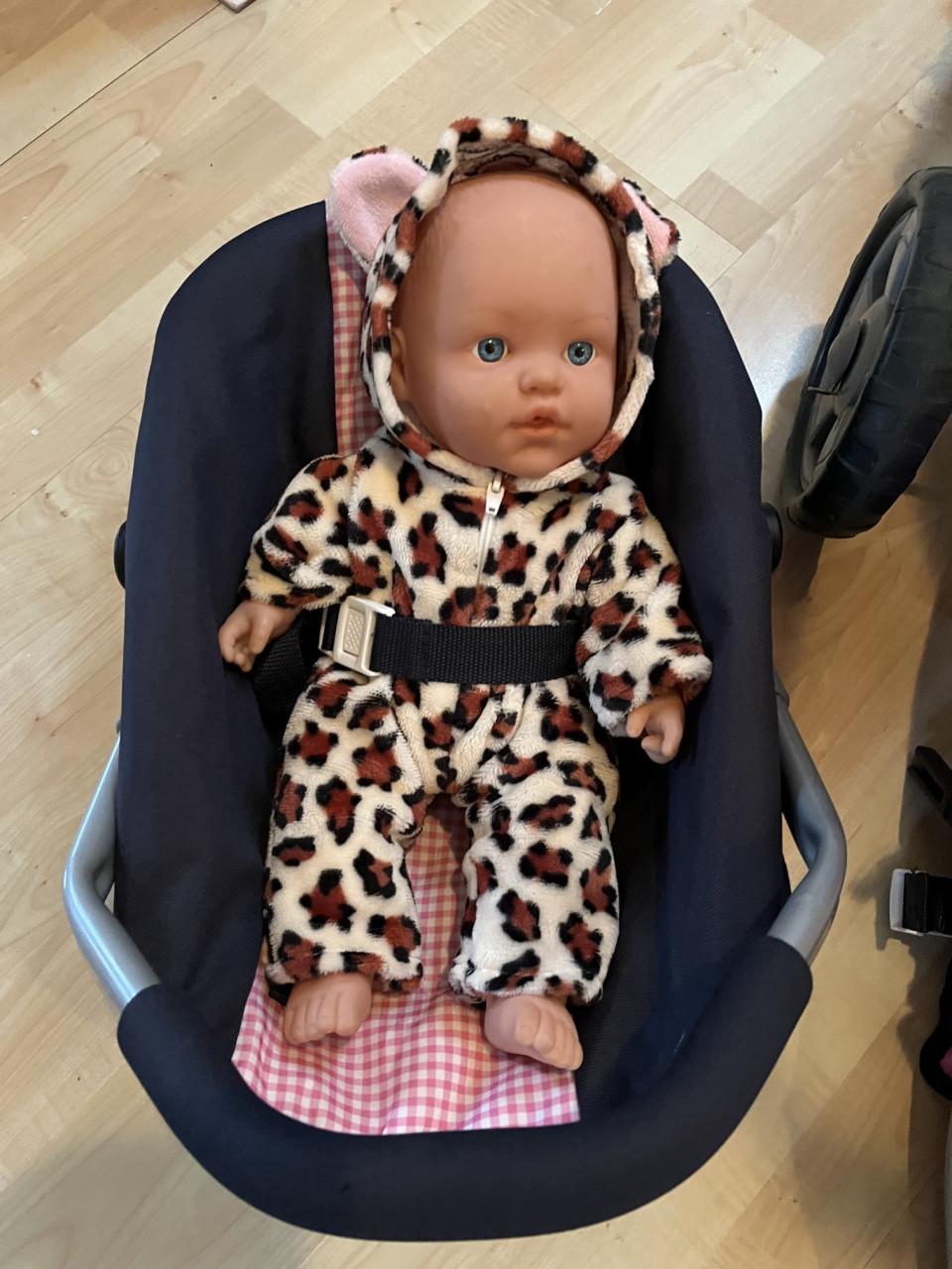 Poppenwagen met drie poppen, buggy en draagstoeltje