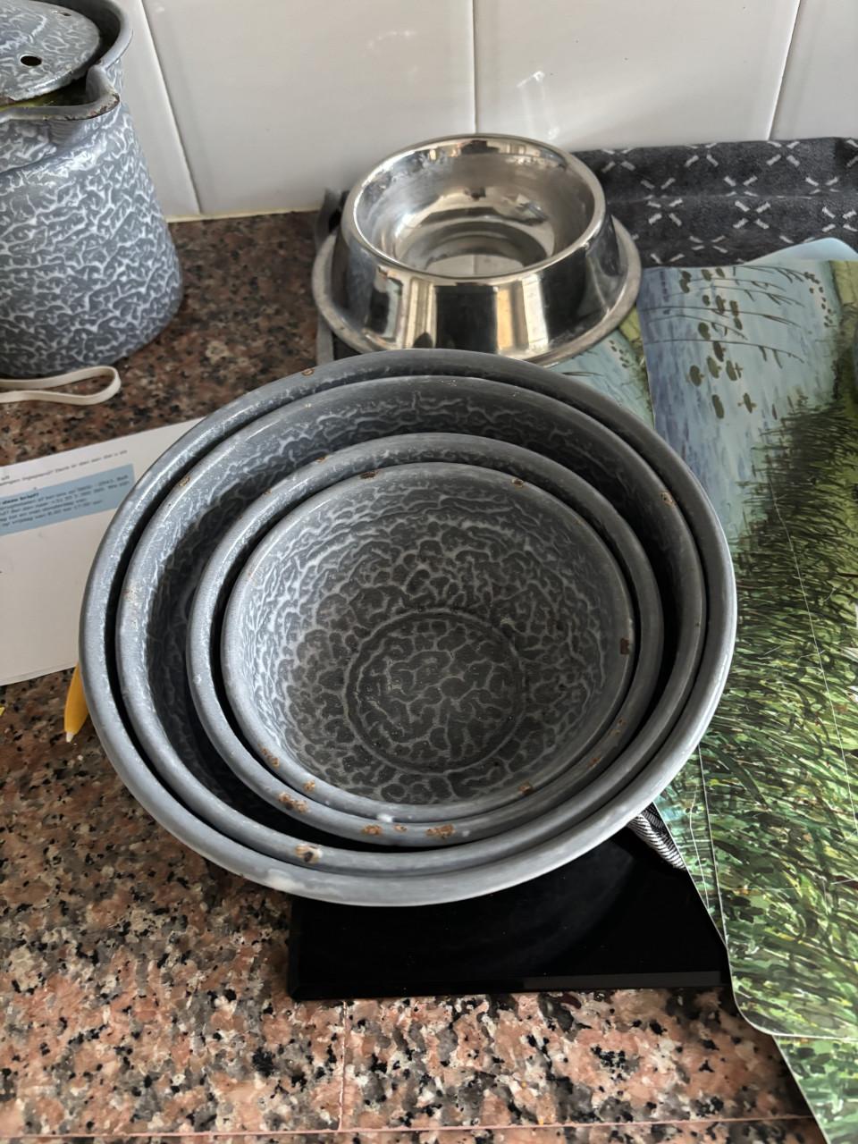 Grijze gewolkte pannen