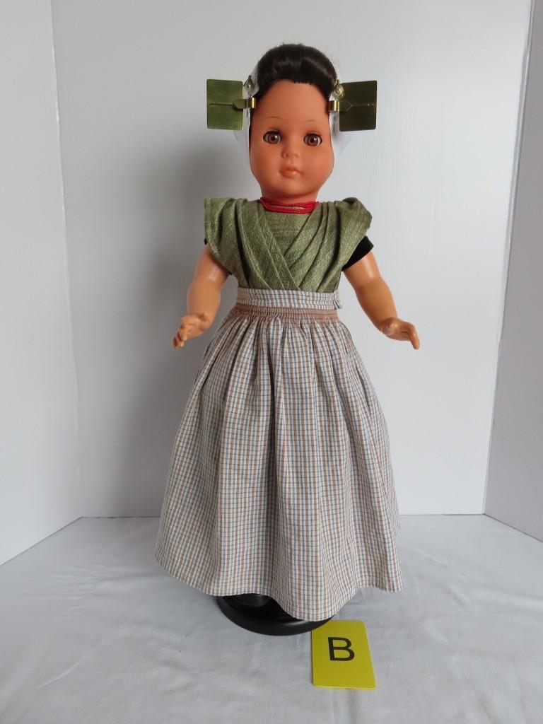 Wij verzorgen Klederdracht poppen Antiek of modern.