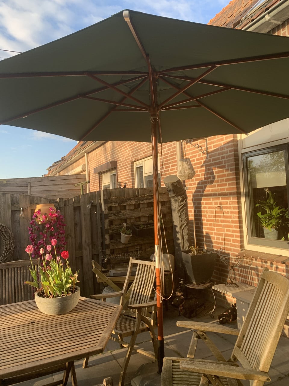 Nieuwe achthoekige stokparasol groene kleur. Met betonnen voet