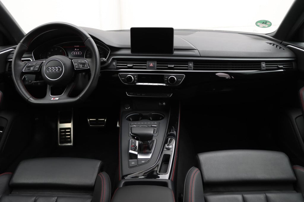 Audi A4 avant 35 tfsi s line black edition 150pk s-tronic