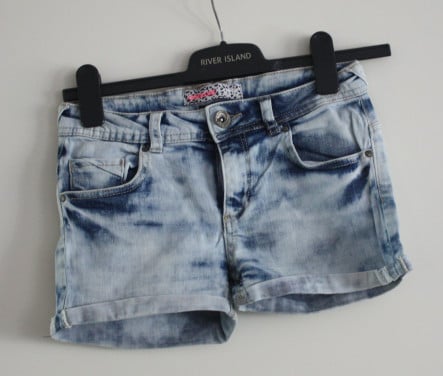 Blauwe  korte broek met gebleekte plekken  maat 158-164