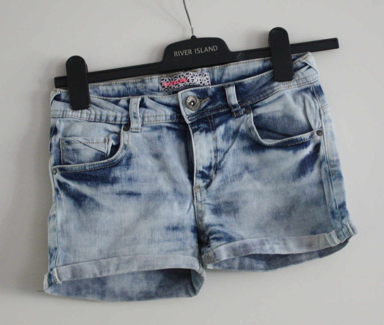 Blauwe  korte broek met gebleekte plekken  maat 158-164
