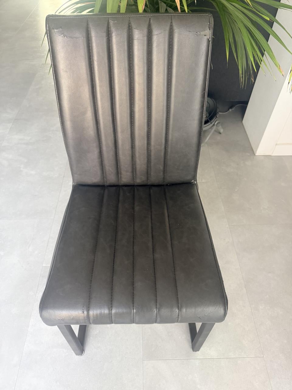3 stoelen en 1 eetbank