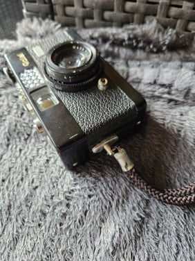 Vintage rollei 35 mm analoge filmcamera met triotar 3,5/40 mm lens
