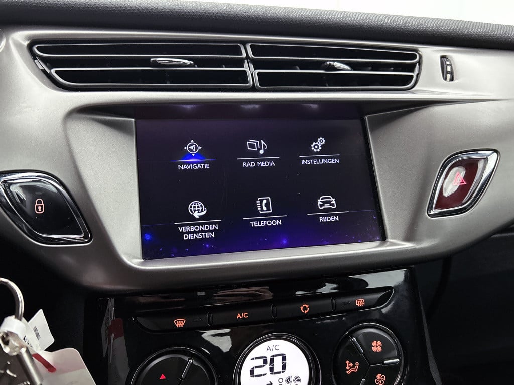 Ds Ds 3 puretech 82pk so chic | achteruitrijcamera | navigatie |