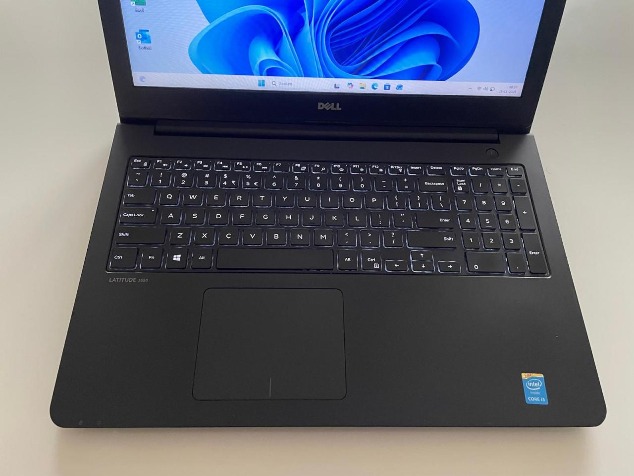 Dell 15 inch - Windows 11 SSD verlicht toetsenbord Sim Office pakket Muis