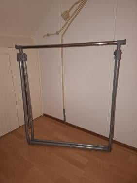 Kledingrek in hoogte verstelbaar