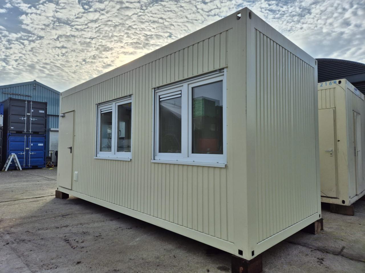 20ft kantoorunit 6x2.5 meter met veel ramen