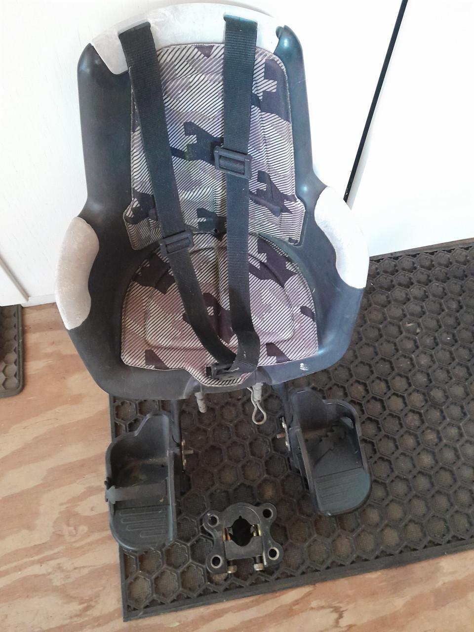 Div fietsstoeltjes o.a. Bobike en Jepp
