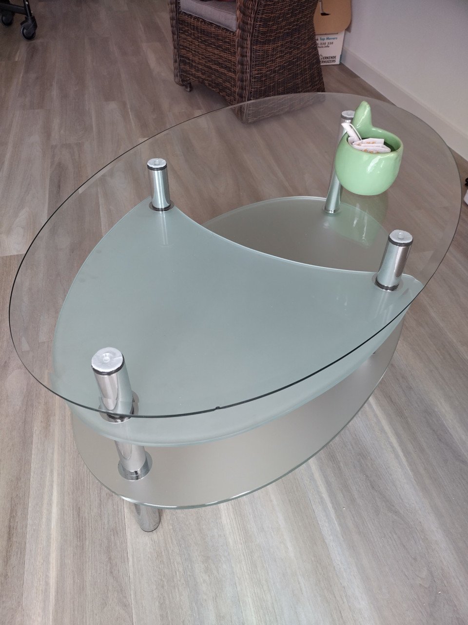 Glazen salontafel met aluminium poten