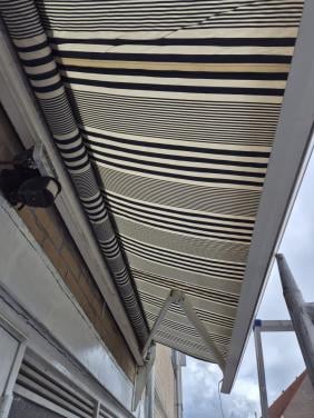 Elektrisch bedienbare zonnescherm.