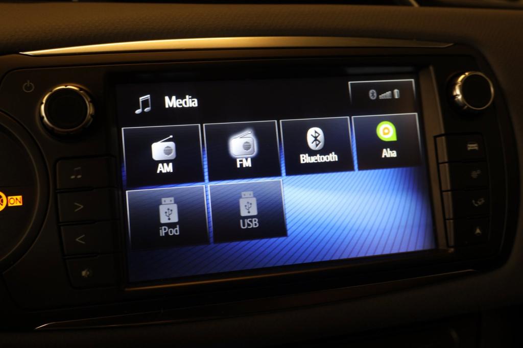 Toyota Yaris 1.5 hybrid lease nl auto, cruise controle, navigatie,