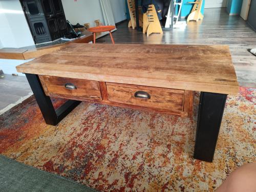 Robuuste salontafel van Mangohout