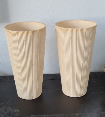 2 beige aardewerk bloempotten/vazen 22 cm hoog