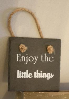 Stenen tegeltje met tekst