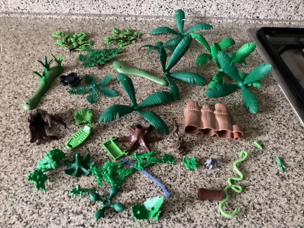 Heel veel Playmobil.   30 poppetjes, dinosaurus, bouwplaats, kanonnen etc.