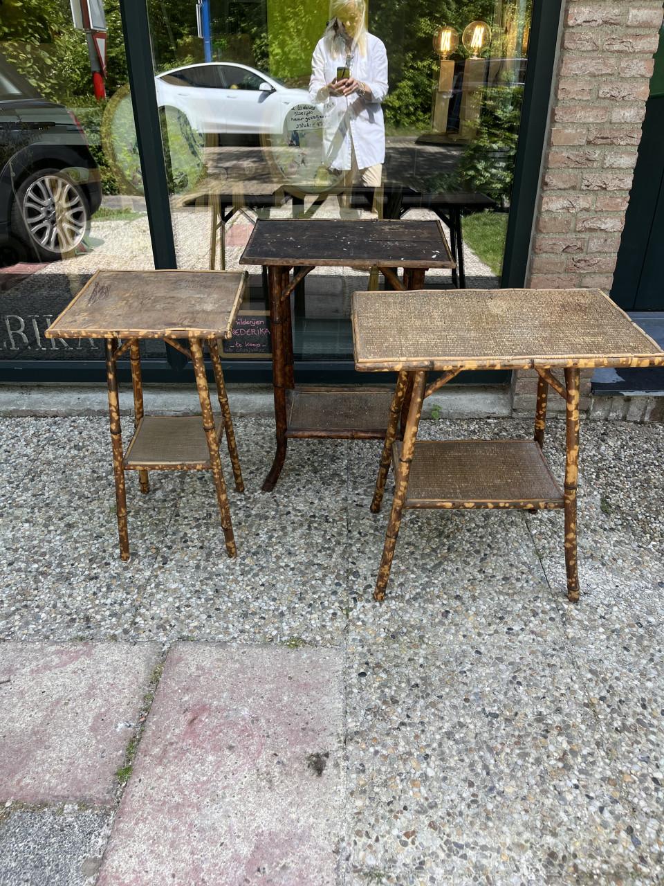 Antieke rotan tafeltjes