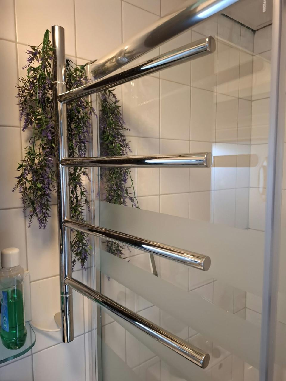 Douche wand met schuifdeur plus handdoek radiator elektrisc