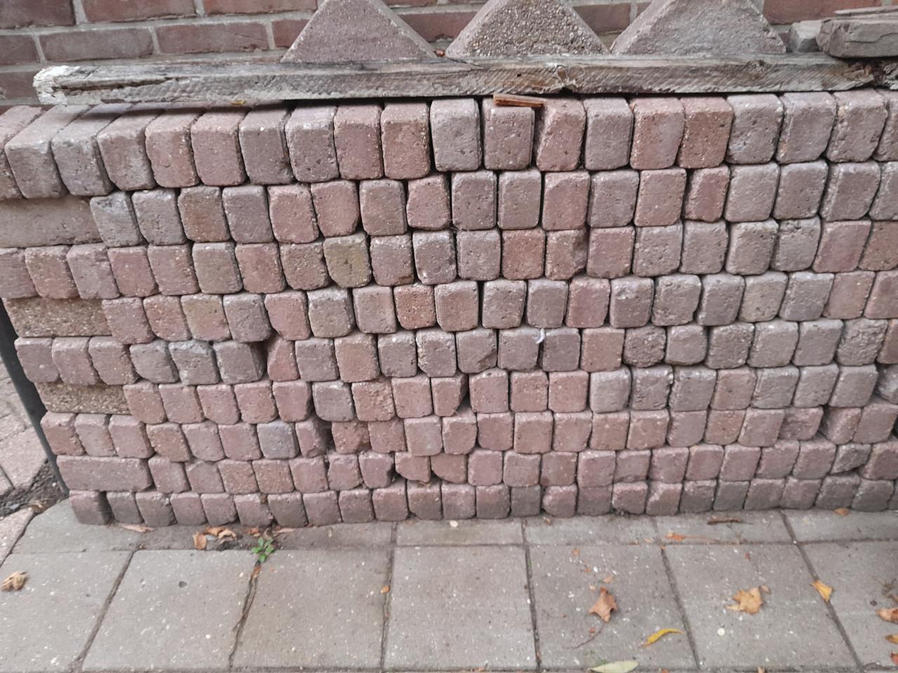 GRATIS partij beton straatstenen en overige straatstenen